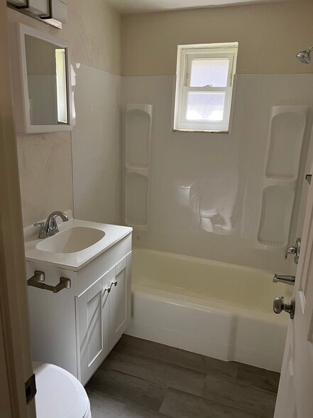 Building Photo - 915 Sleepy Hollow Rd