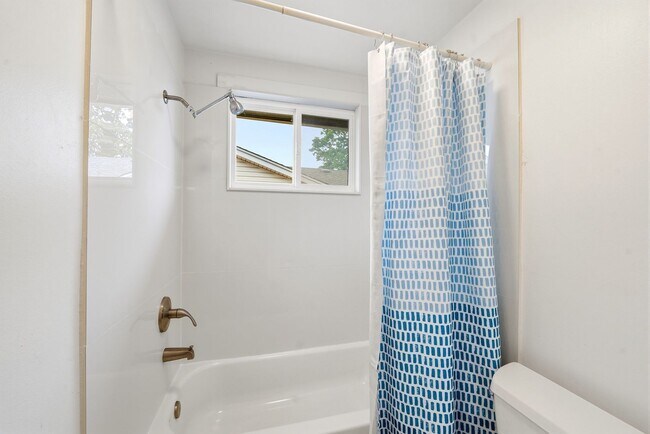 Building Photo - 5 bedroom, 3 1/2 bath, home with two master suites and 2 car garage.