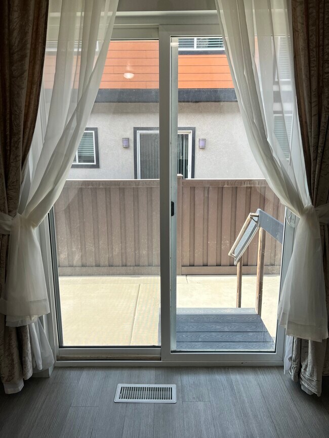 Building Photo - Bluffdale Townhouse
