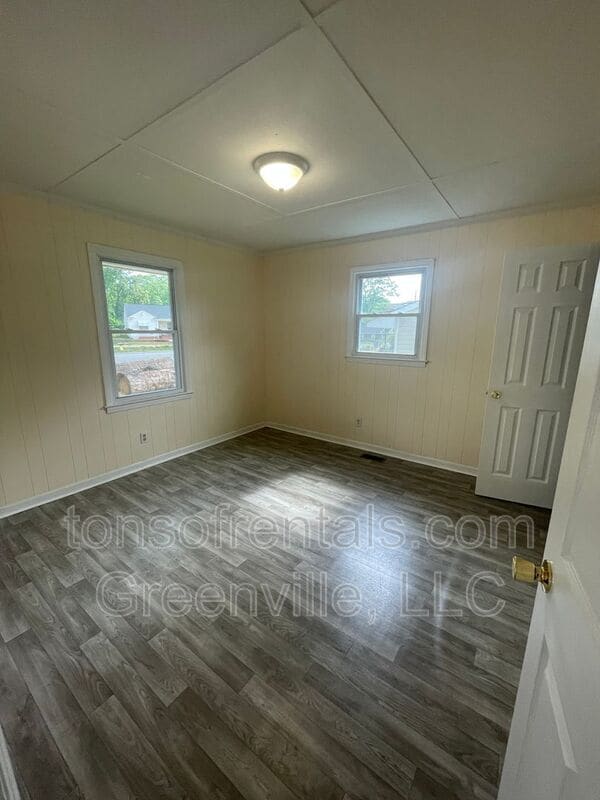 Building Photo - 733 Fairfax St
