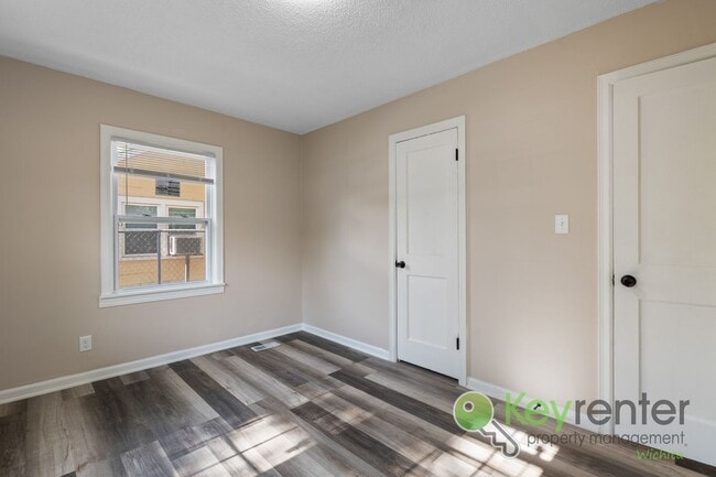 Building Photo - Freshly remodeled 2 bedroom + 2 bonus room...