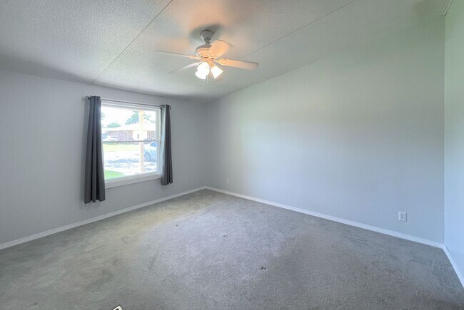 Building Photo - 3 bedroom home located in South Hutchinson