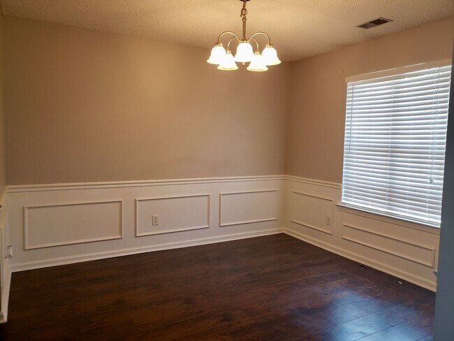 Building Photo - SPRING MOVE-IN SPECIAL: $300 OFF 1ST MONTH...