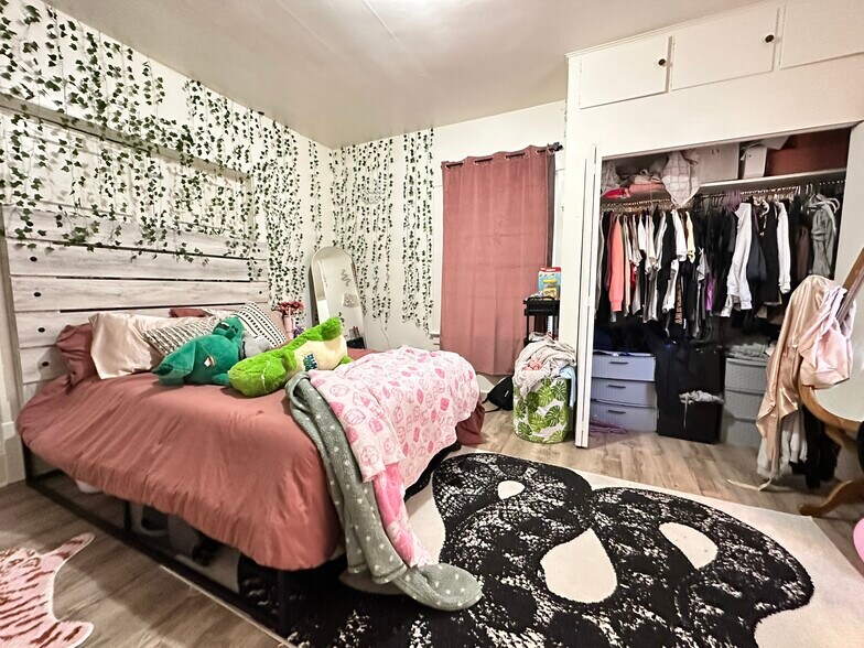 Building Photo - 537 S Water St