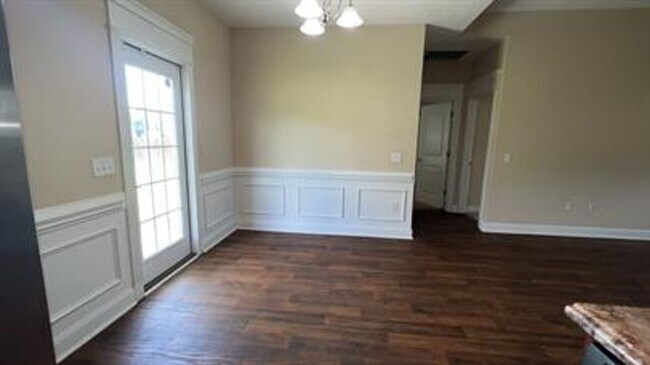 Building Photo - Beautiful home in a very quiet neighborhood!