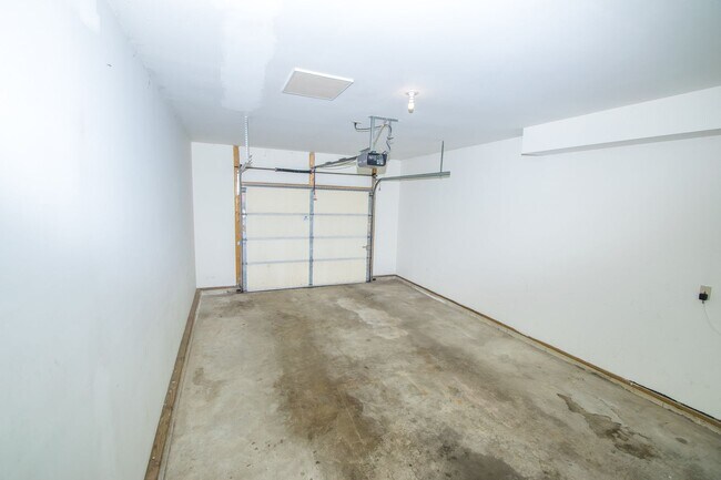 Building Photo - 2 bedroom / 1.5 bathroom Townhome for rent...