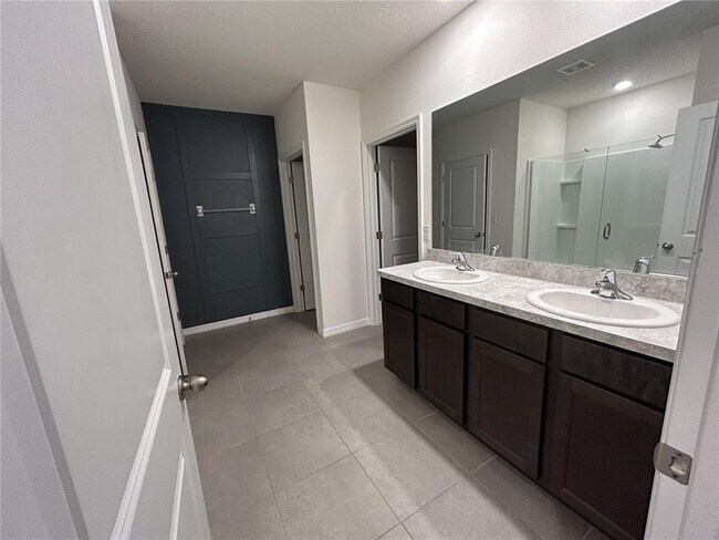 Building Photo - 4965 NE 14th Pl