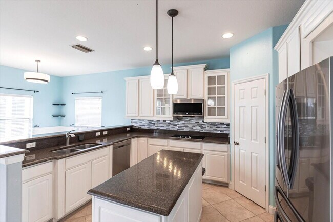 Building Photo - Rare 5 Bedroom Pool Home in Gated Community