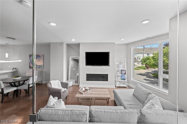 Building Photo - 1240 W 70th St