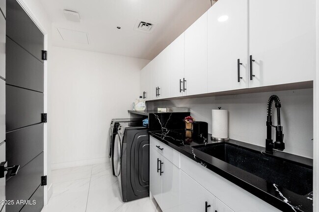 Building Photo - 1040 E Osborn Rd