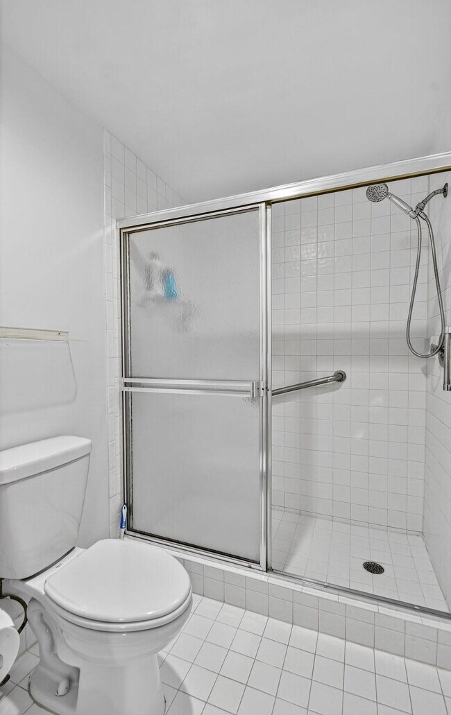 Building Photo - 6193 Pointe Regal Cir