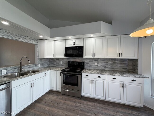 Building Photo - 1418 Cape Coral Pkwy W