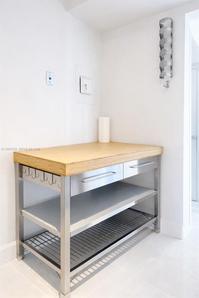 Building Photo - 3731 N Country Club Dr