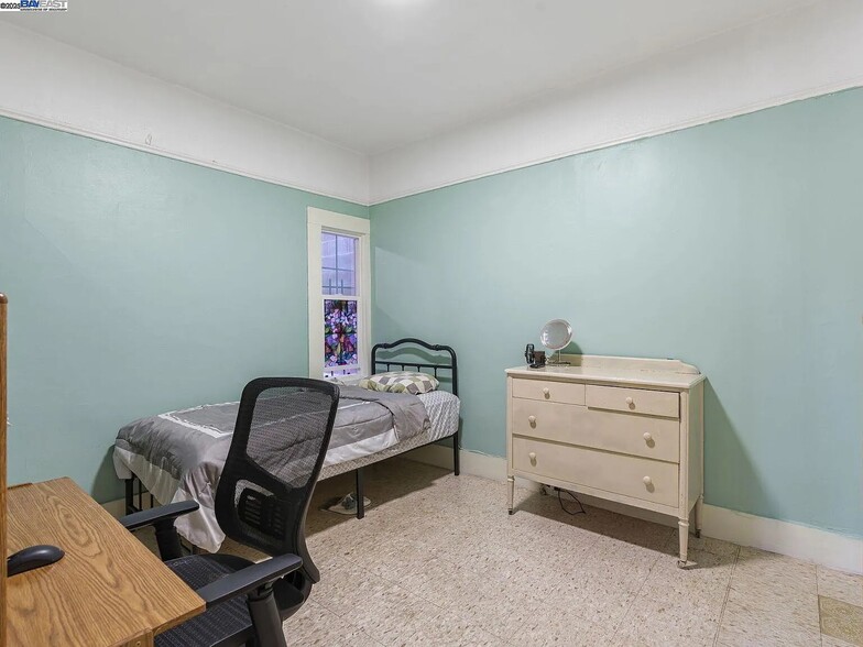 Building Photo - 473 Newton Ave