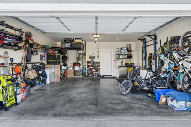 Building Photo - Beautiful Mid-Century Modern Home with lot...