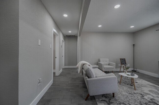 Building Photo - 2127 Strawberry Rd