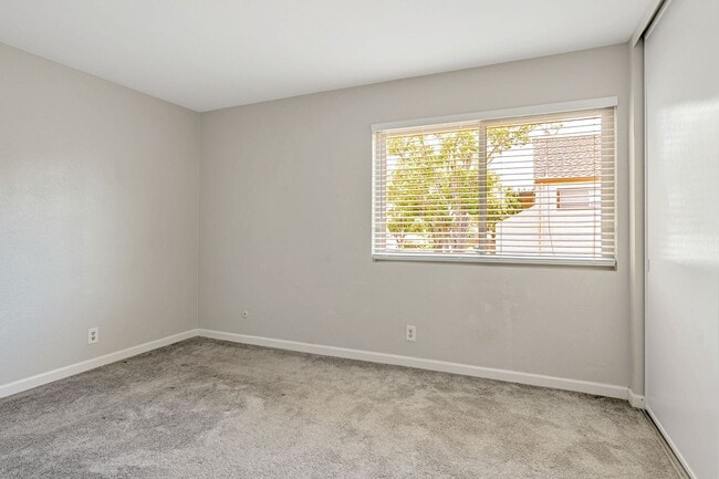 Building Photo - 2 Story Townhome