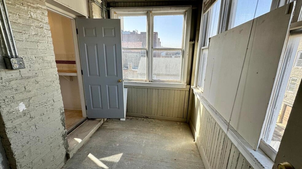 Building Photo - 1254 N Bosworth Ave