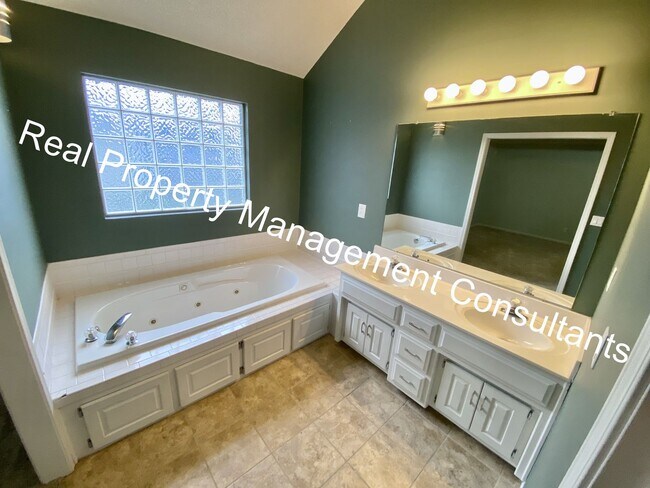 Building Photo - California Split-Level in Lee's Summit Sch...