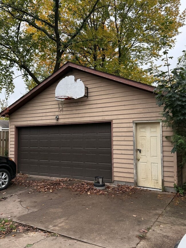 Building Photo - 6 Bedroom 2 Bath | Student Rental