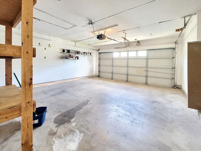 Building Photo - 3/BR 2/BA Single-Level Home with Sunroom a...