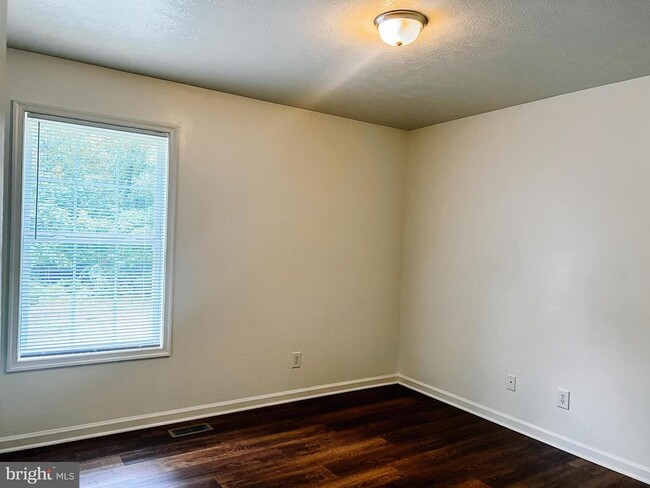 Building Photo - 104 Basin Dr