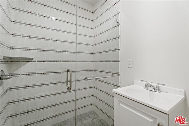 Building Photo - 205 S Reeves Dr