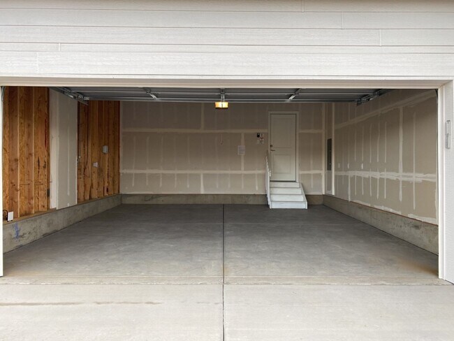 Building Photo - Exquisite 3 Bed 2.5 Bath Single Family Home