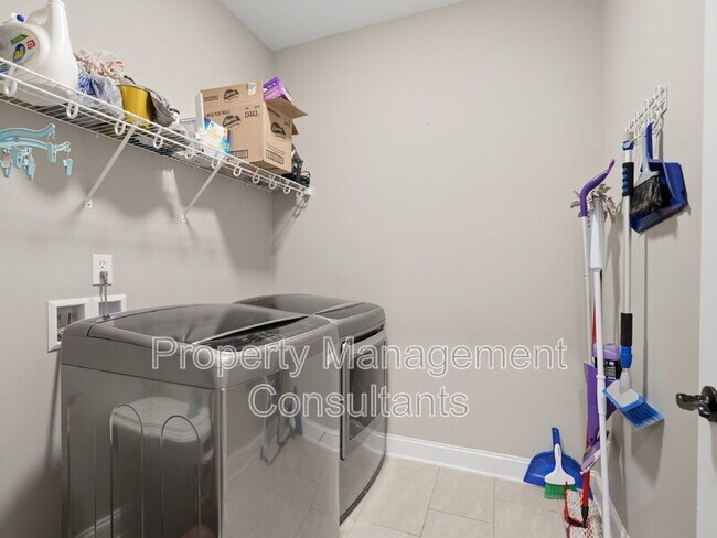 Building Photo - 14735 Commonwealth Dr