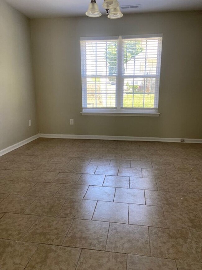 Building Photo - Spacious Town-home!