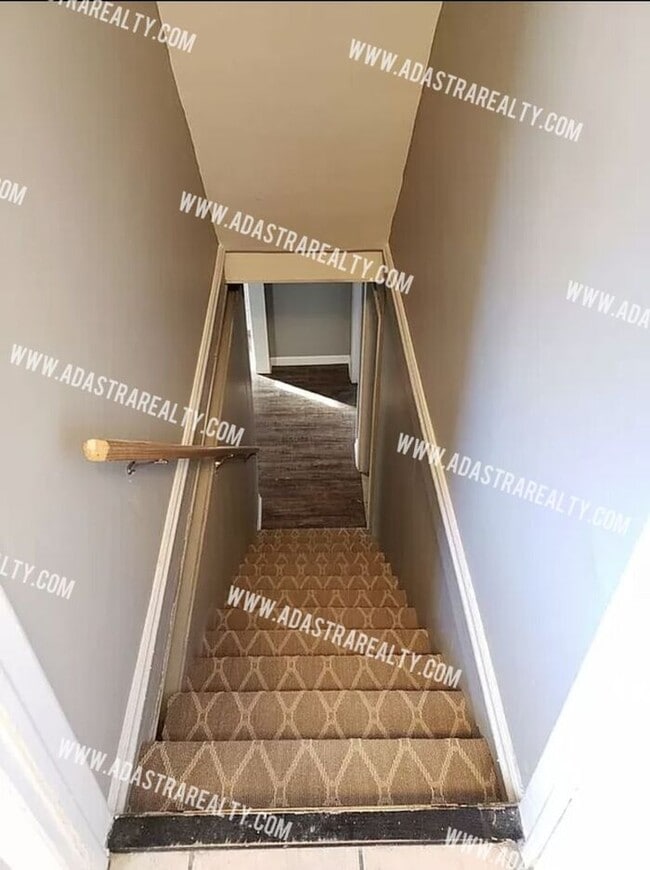 Building Photo - GORGEOUS 3 Bed 2 Bath House in Merriam-Available NOW!!!