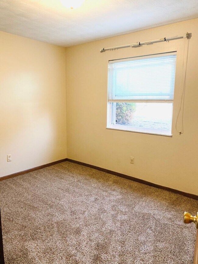 Building Photo - 805 Mitchell Ave