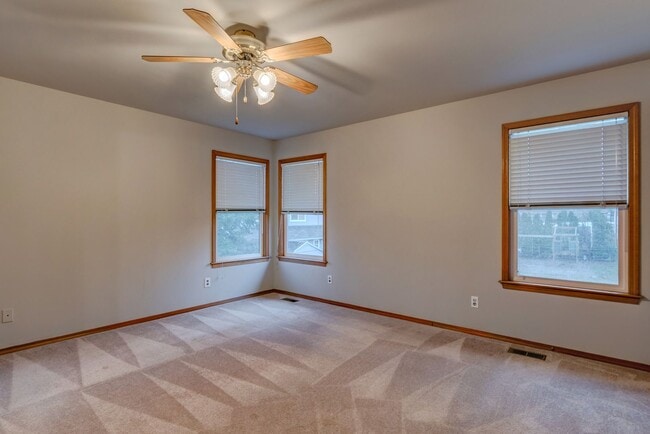 Building Photo - 4 bedroom, 3 bath Dog Friendly Home!