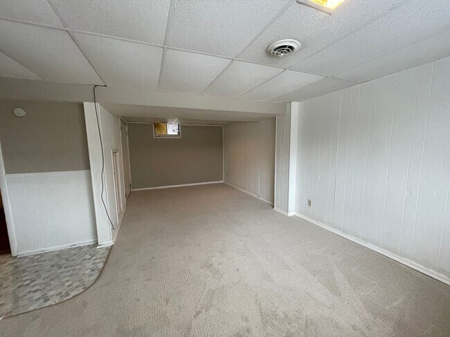 Building Photo - 16110 Hickory St