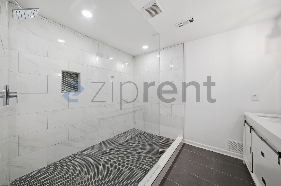 Building Photo - 175 Holly Rd NW