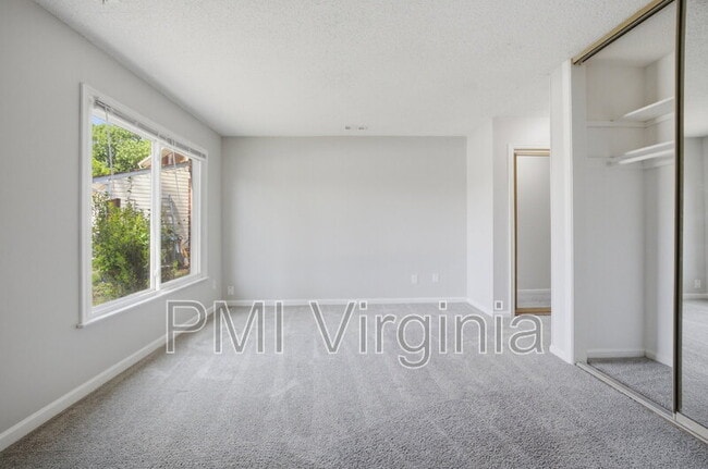 Building Photo - 901 Vincent Ct