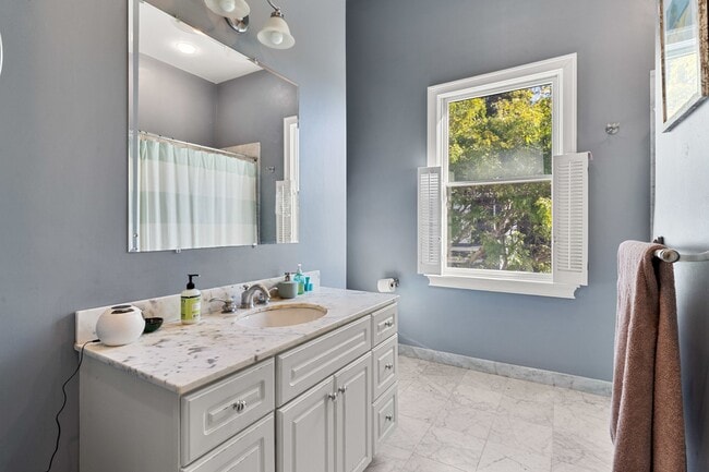 Building Photo - 67 Gates St