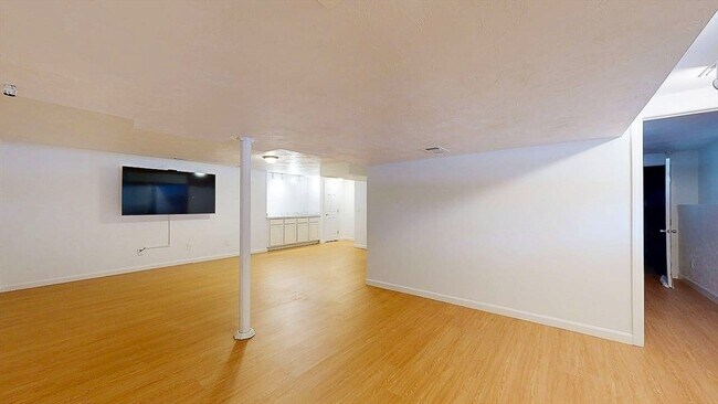 Building Photo - 12 Coldbrook Rd