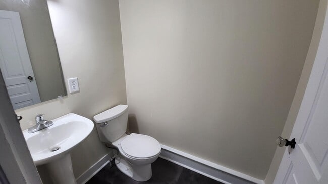 Building Photo - 500 Carthage Rd