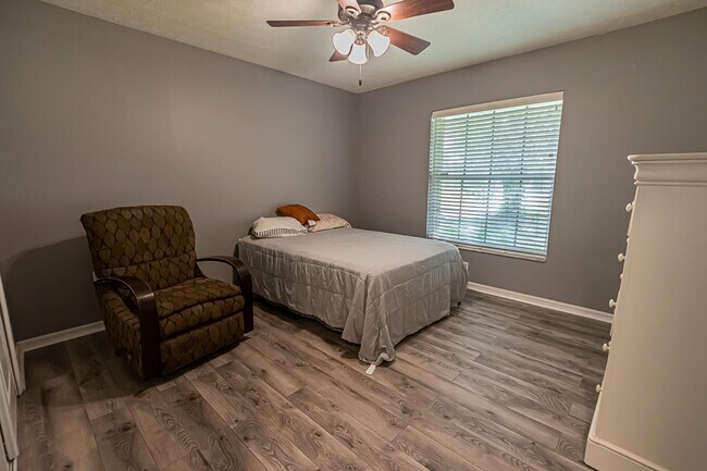 Building Photo - 1193 SW Live Oak Cove