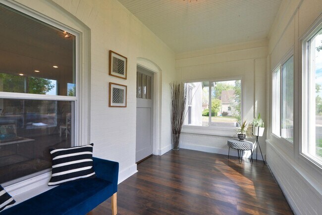 Building Photo - Beautifully remodeled 3 Bedroom Bungalow in Old Town