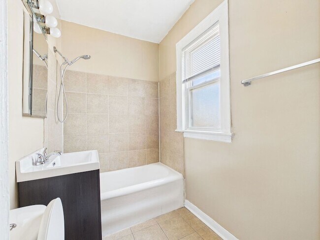 Building Photo - 4338 W Kamerling Ave