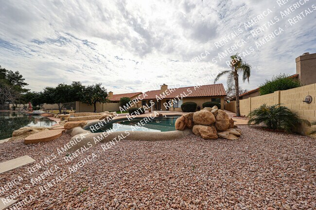 Building Photo - 532 E Stonebridge Dr