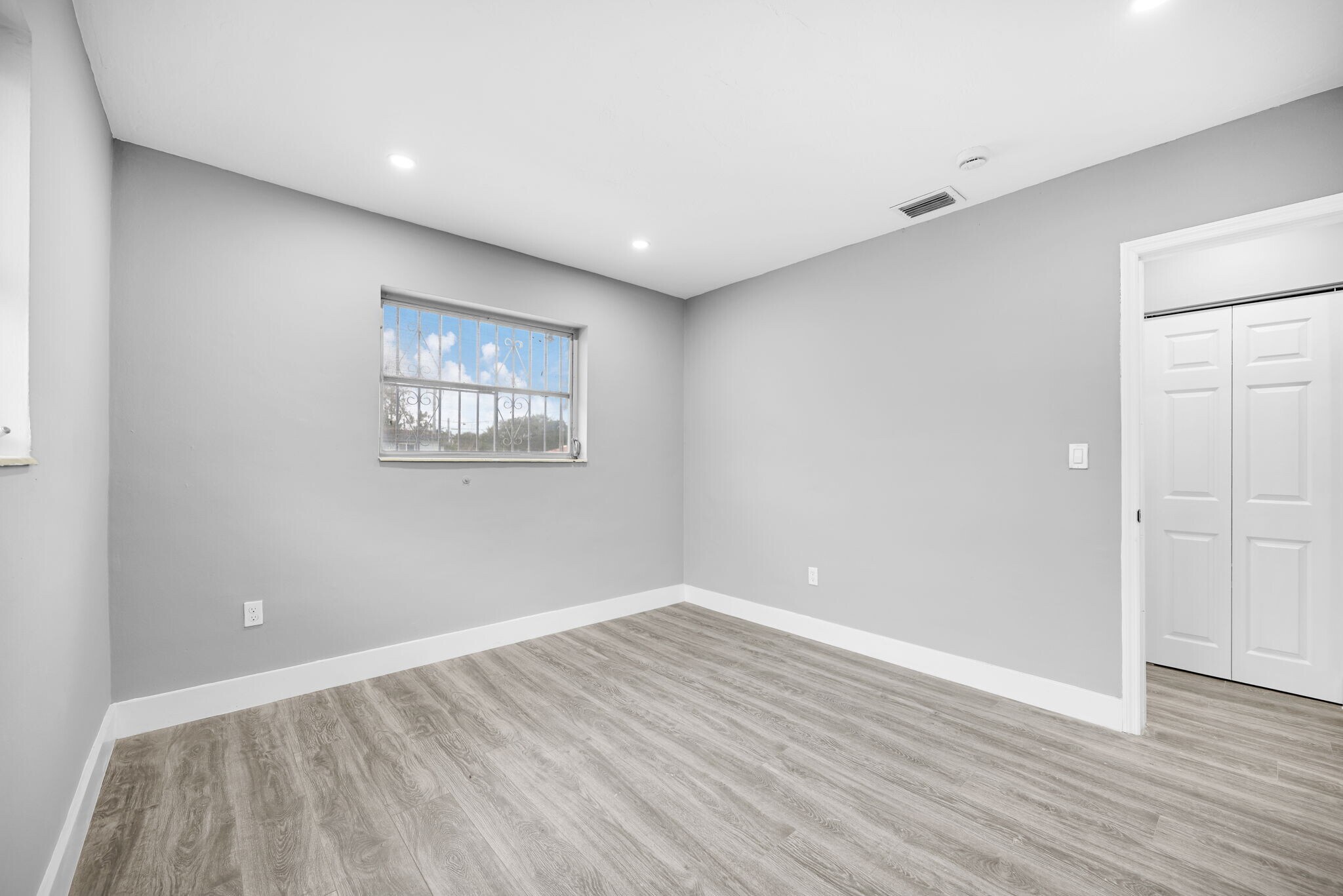 Building Photo - 643 NE 149th St