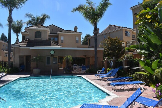 Building Photo - 2 Bed/ 2.5 Bath- Dual Master Townhome in U...