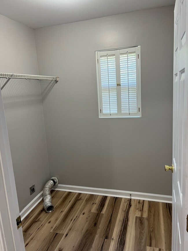 Building Photo - 100 Yorkshire Dr