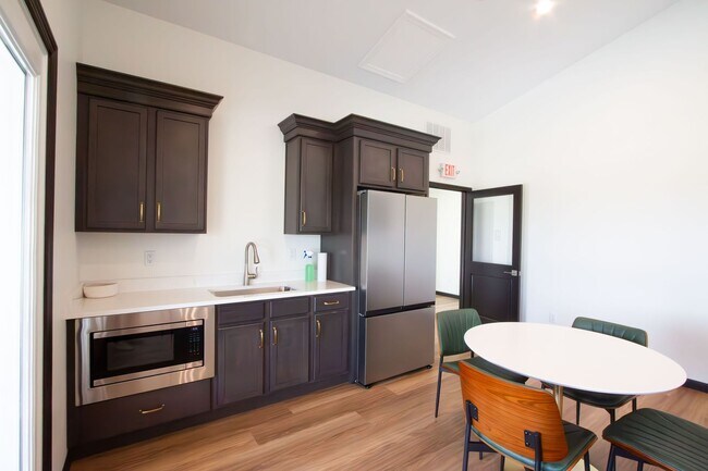 Building Photo - New! Beautiful 1 Bed, 1 Bath Accessible Ap...