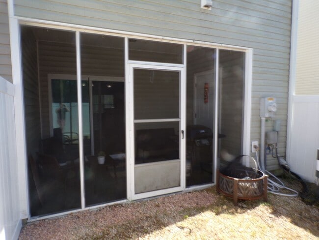 Building Photo - Two Bedroom Two and half Bathrooms Townhome!