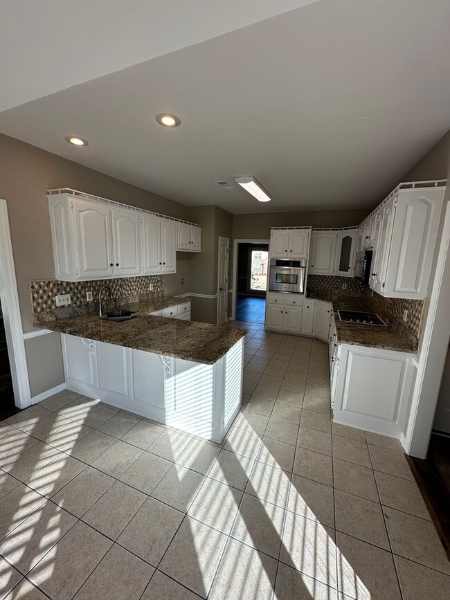 Building Photo - Elegant 4 BR w/POOL MAINTENANCE INCLUDED near Cherokee Valley Golf Club