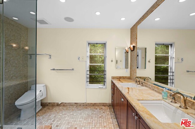 Building Photo - 420 S Beverwil Dr